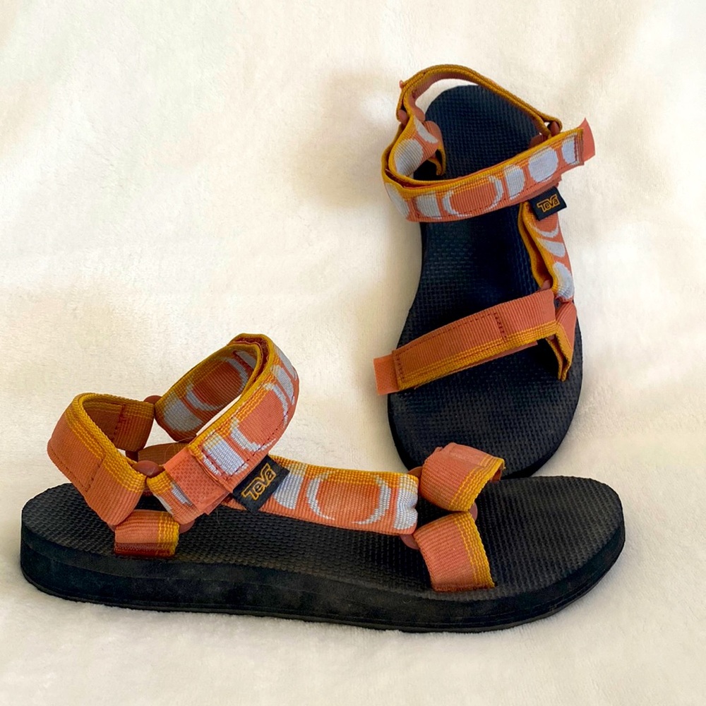 Like new women’s Tevas. Size 7.